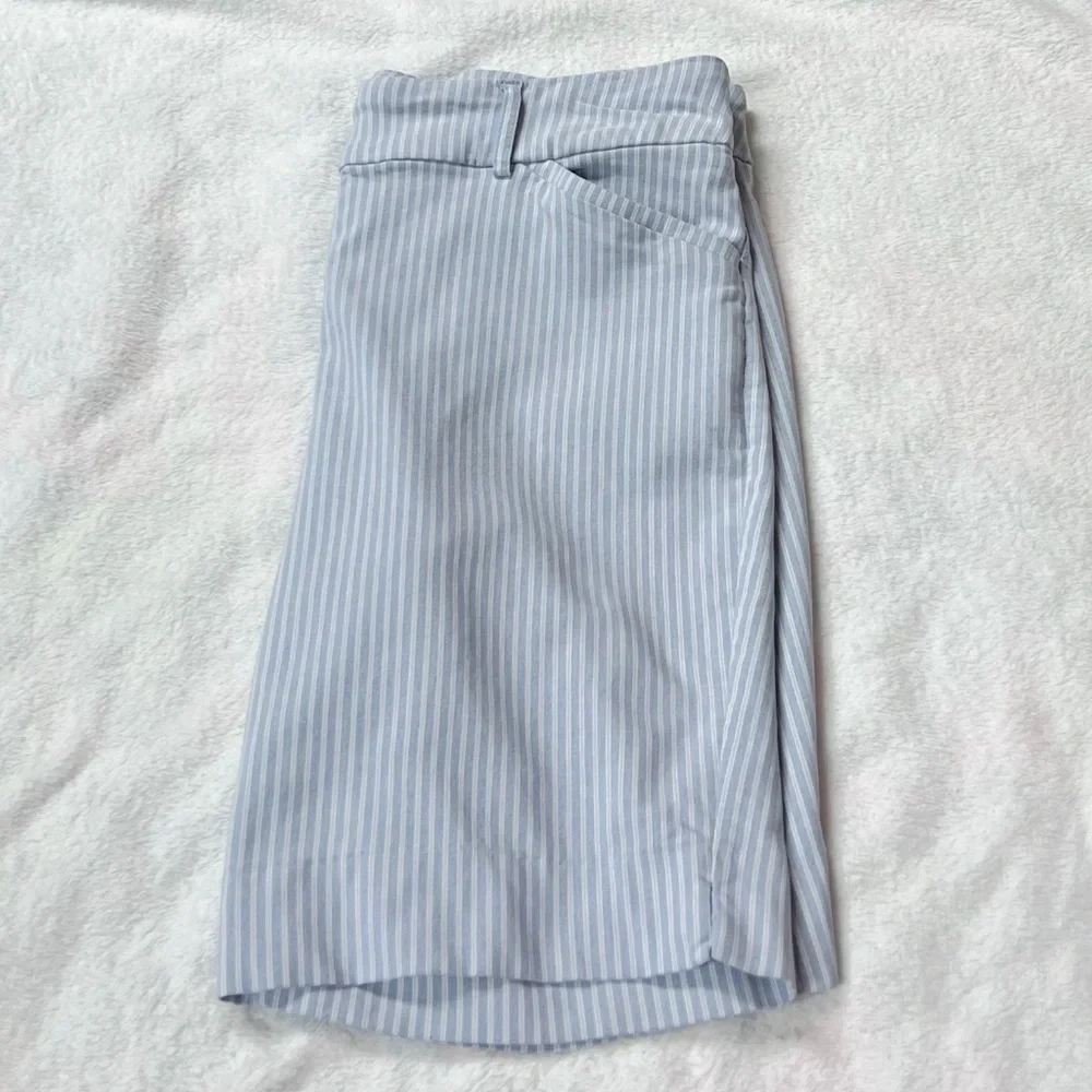 Hilary Radley Pull On Bermuda Shorts Striped Blue White Pockets Large Stretch